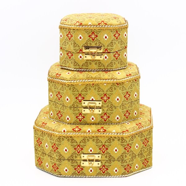 ชุดกล่องแปดเหลี่ยม 3 ใบ ผ้าพิมพ์ทองลายไทยสีเหลือง