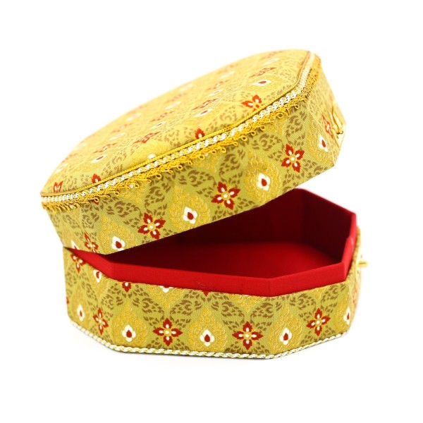 กล่องแปดเหลี่ยมกลางผ้าพิมพ์ทองลายไทยสีเหลือง