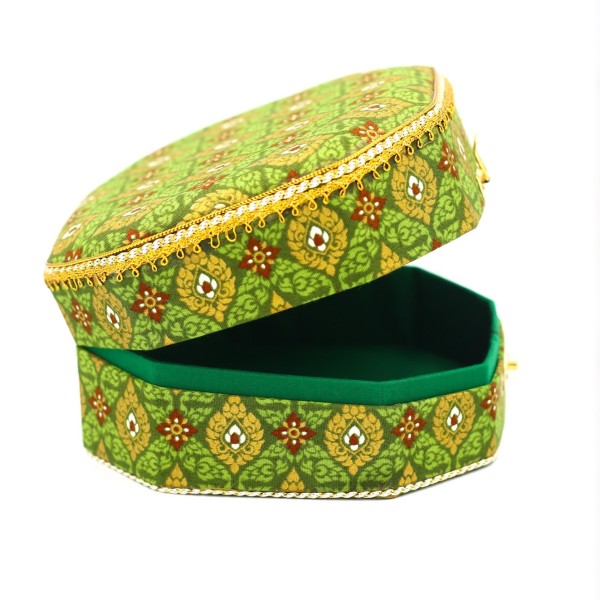 กล่องแปดเหลี่ยมกลางผ้าพิมพ์ทองลายไทยสีเขียว