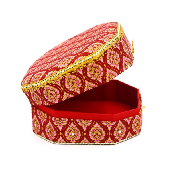 กล่องแปดเหลี่ยมกลางผ้าพิมพ์ทองลายไทยสีแดง