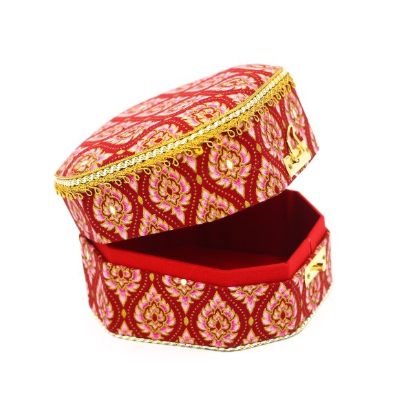 กล่องแปดเหลี่ยมเล็กผ้าพิมพ์ทองลายไทยสีแดง